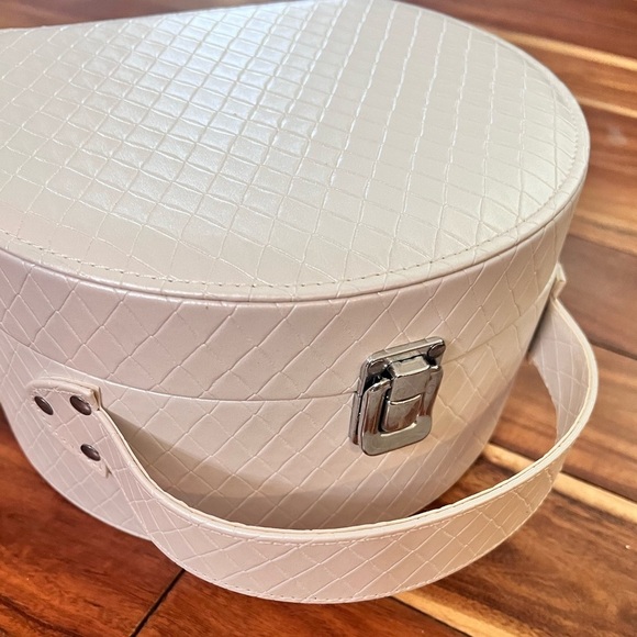 Retro Inspired White Faux Leather Train Case Travel Makeup Case Classy - Picture 3 of 10